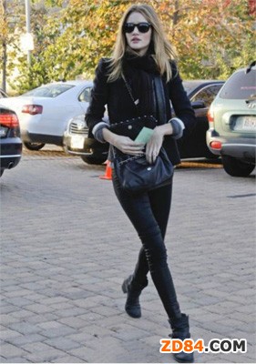 ��к�ɫ�b �������R�]���^������