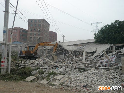 “黑工廠”生產(chǎn)假冒服裝被“一鍋端”